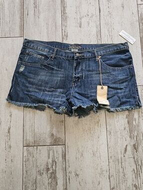 Revolt Women’s Distressed Denim Shorts 23 Jr Plus